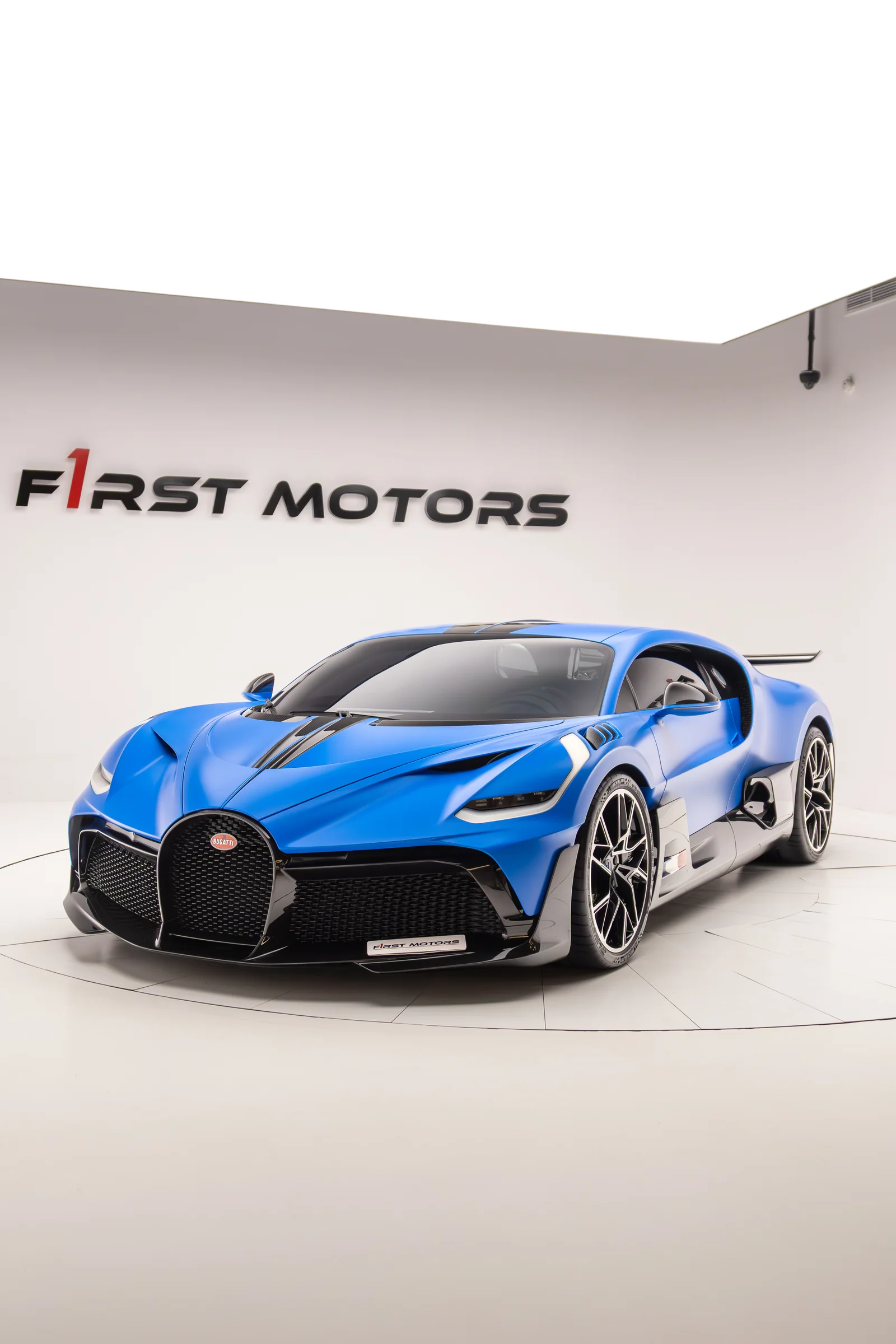 Niebieskie Bugatti w salonie