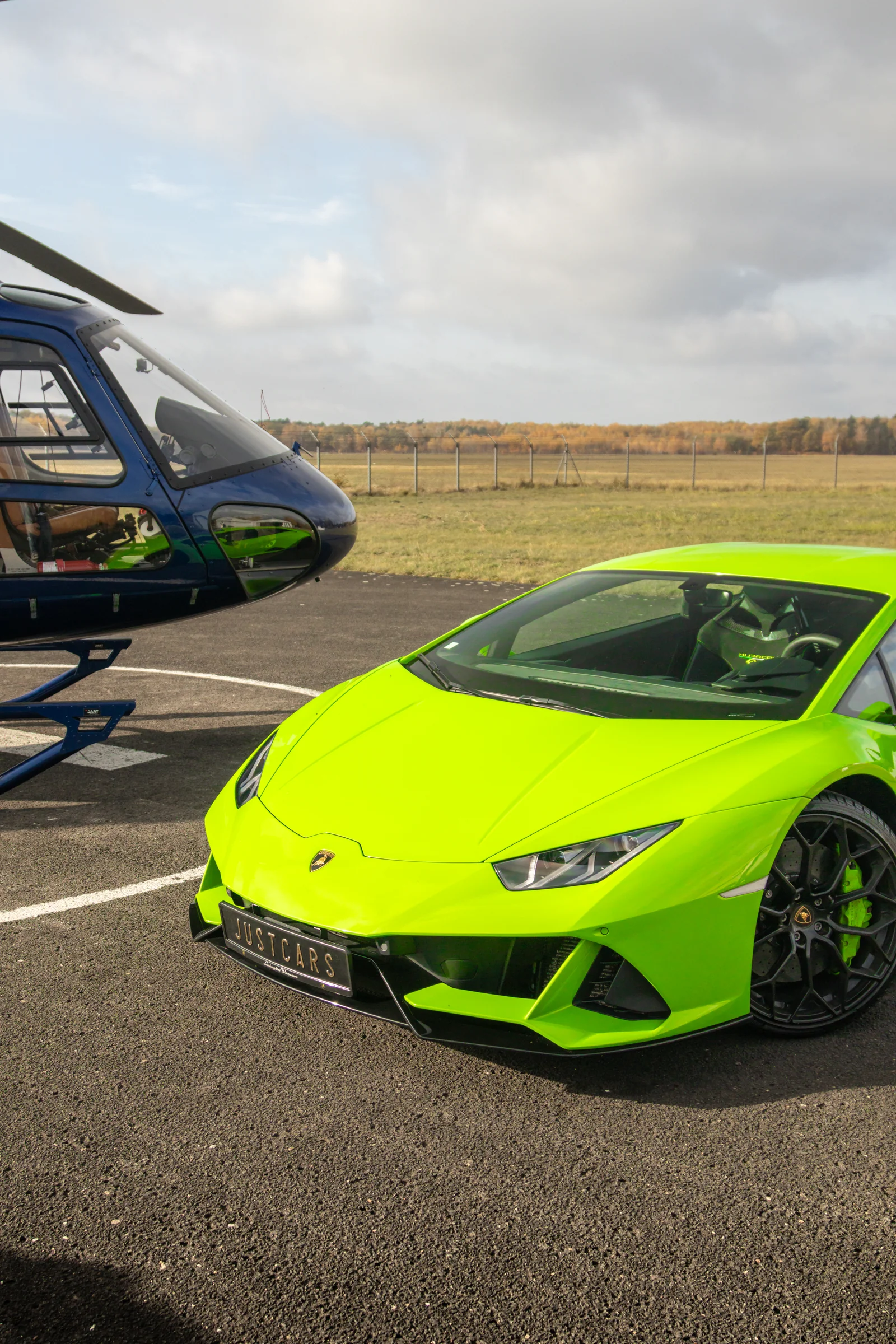 Zielone Lamborghini Huracán przy helikopterze