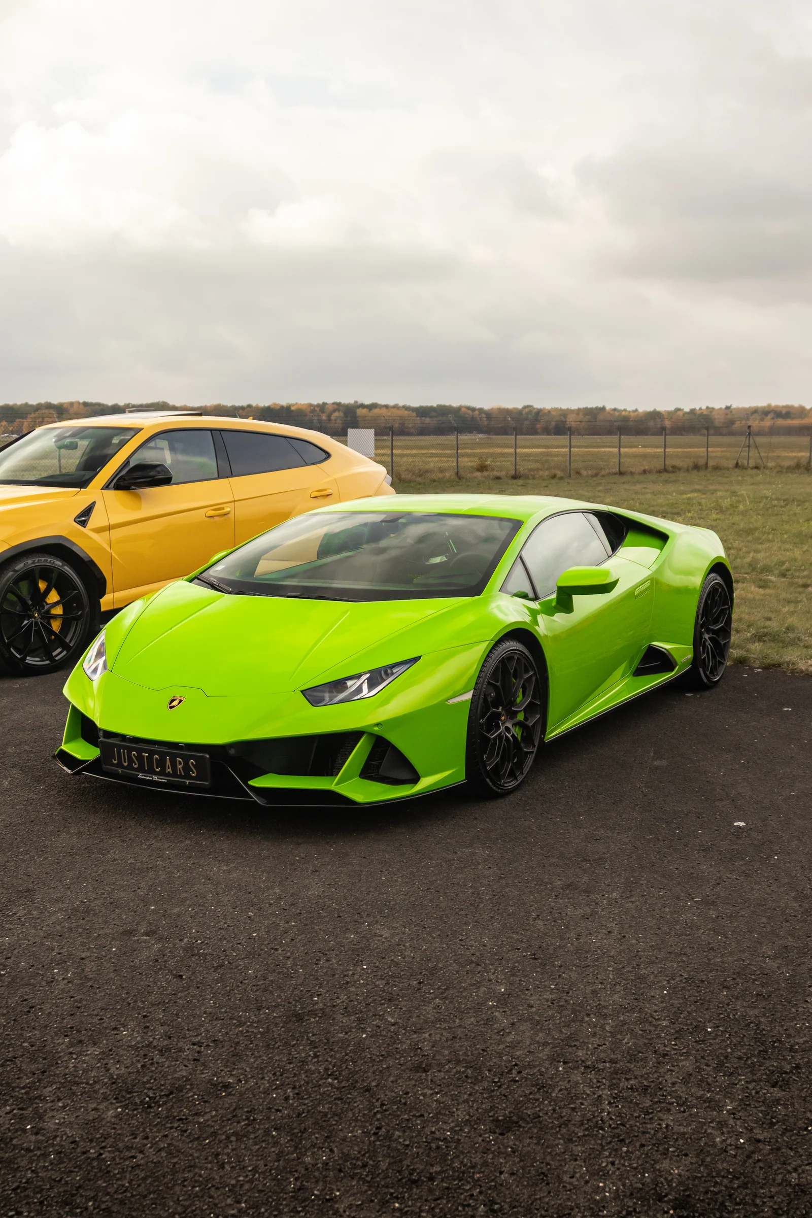 Lamborghini Huracán i Urus przy helikopterze