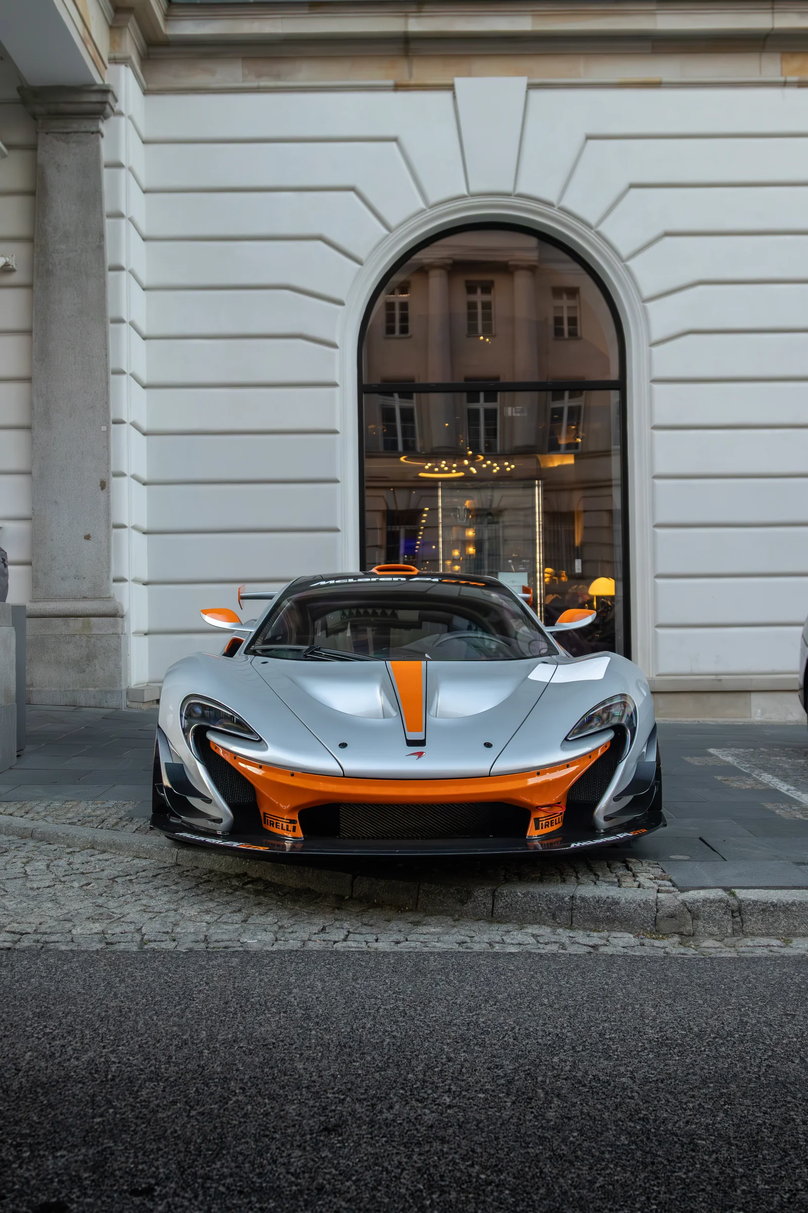McLaren w srebrno-pomarańczowym wykończeniu