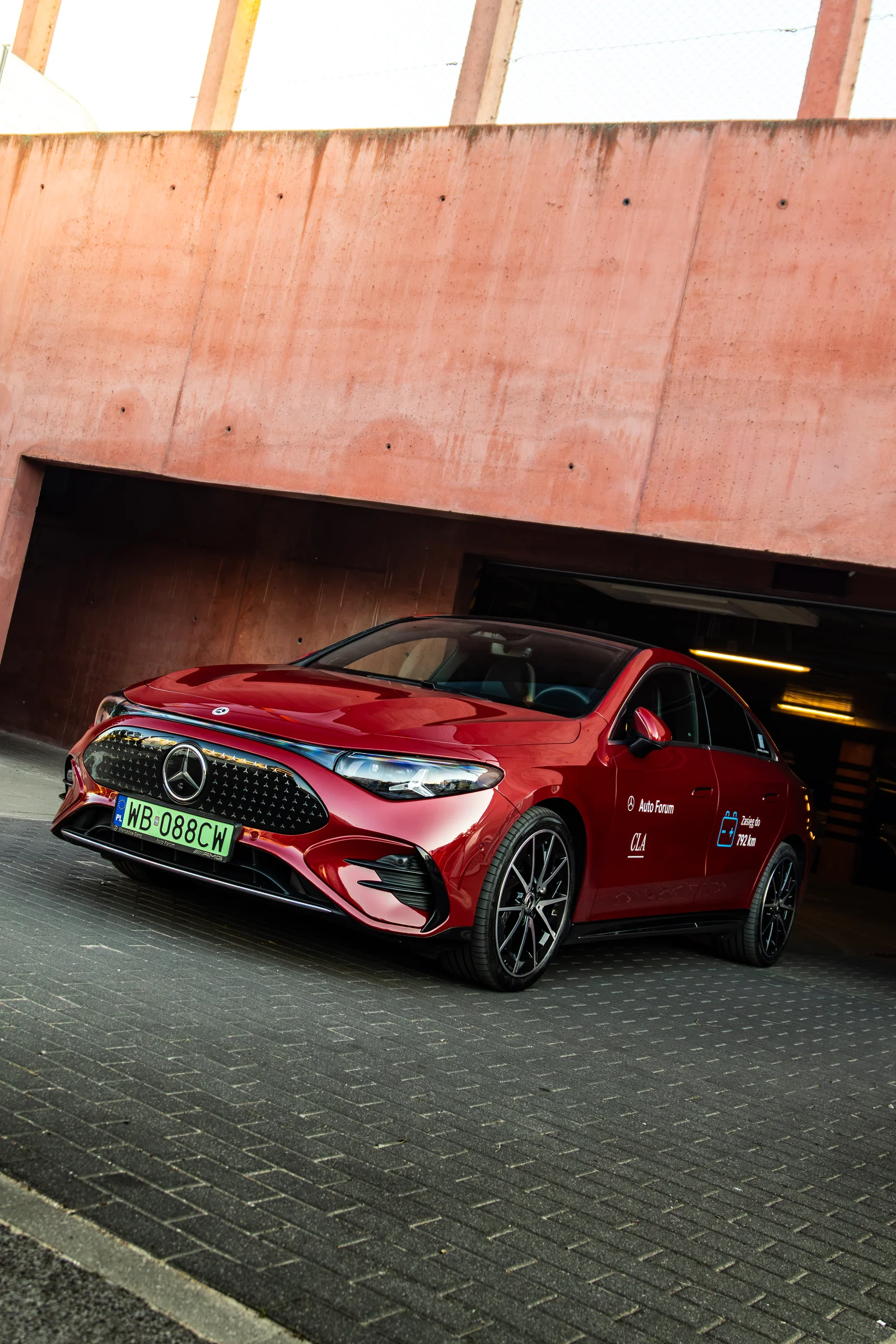 Mercedes-Benz CLA na tle współczesnej architektury