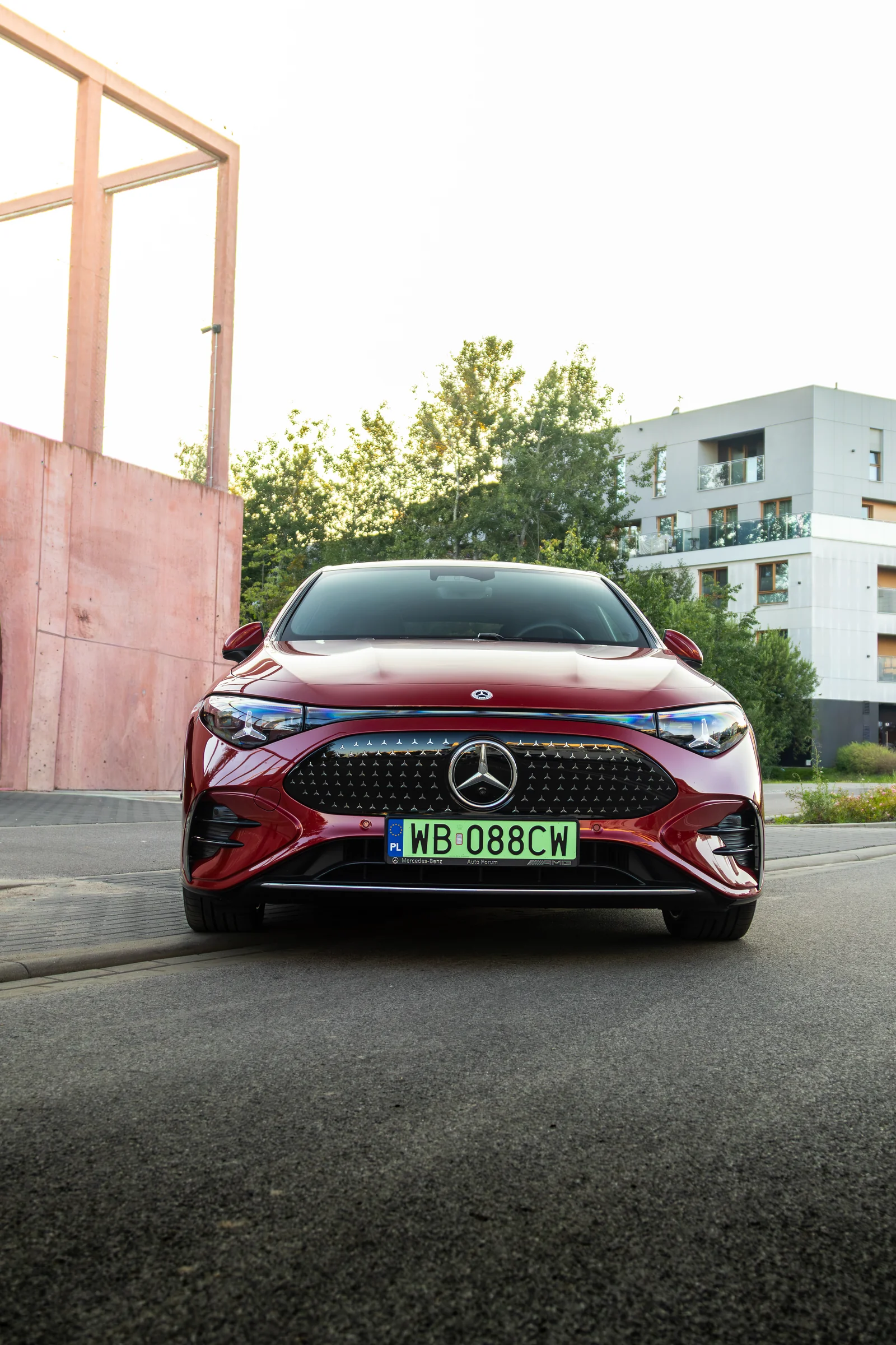 Przód czerwonego Mercedesa CLA