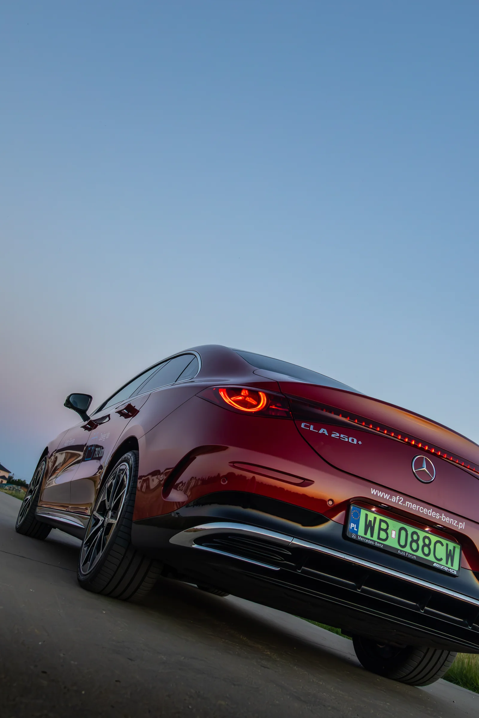 Niskie ujęcie tyłu Mercedesa CLA