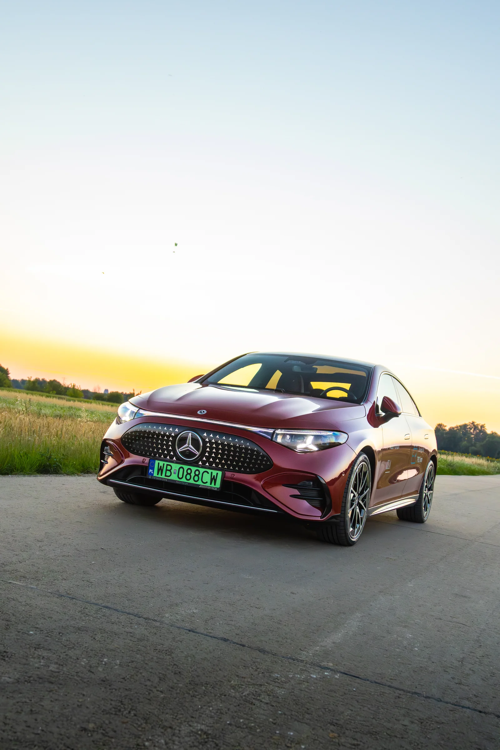 Mercedes-Benz CLA podczas zachodu słońca