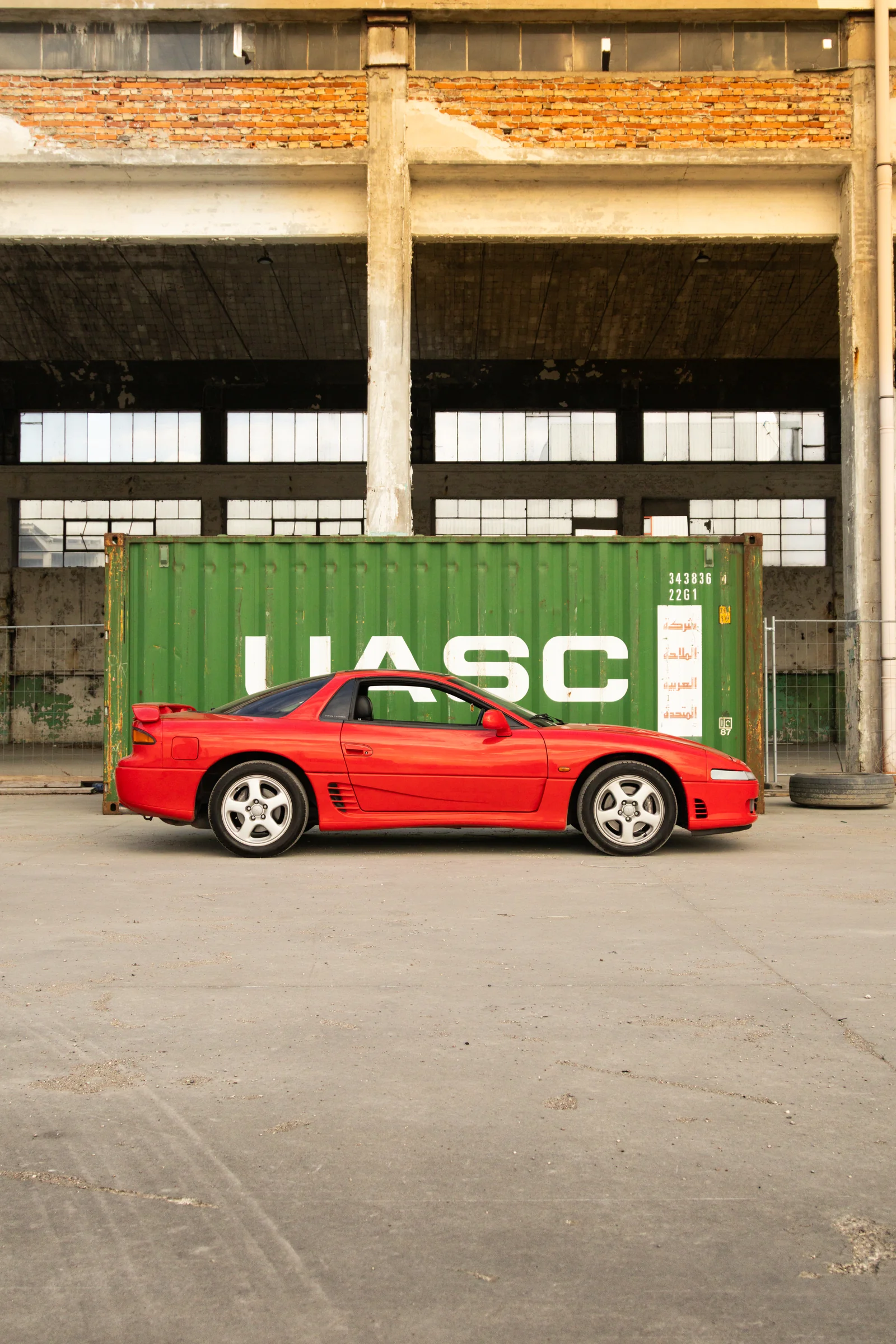 Profil czerwonego Mitsubishi 3000GT