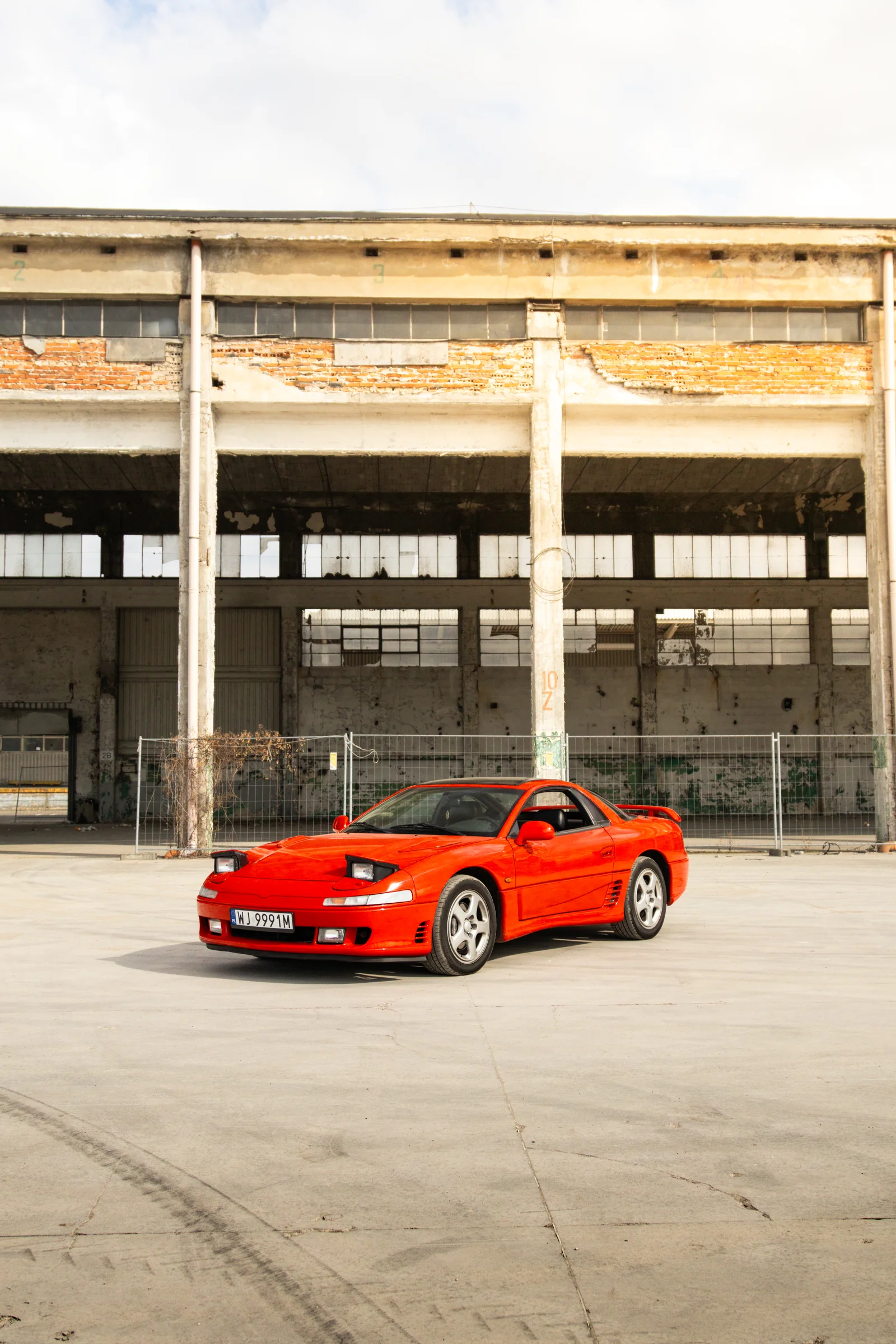 Czerwone Mitsubishi 3000GT w industrialnej hali