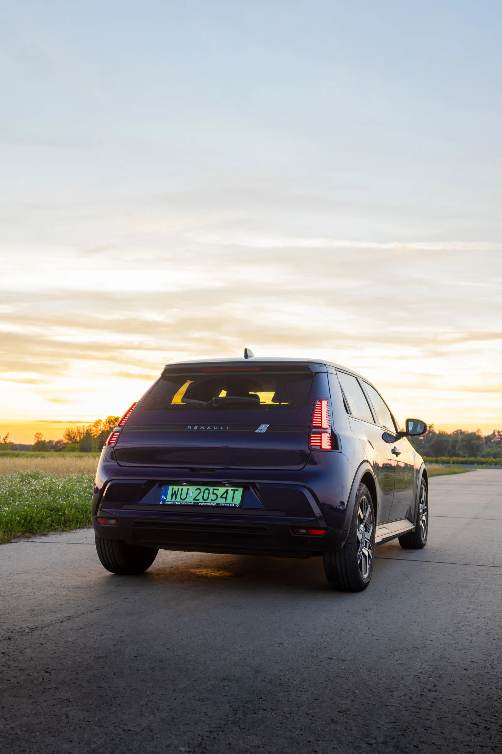 Renault 5 od tyłu podczas zachodu słońca