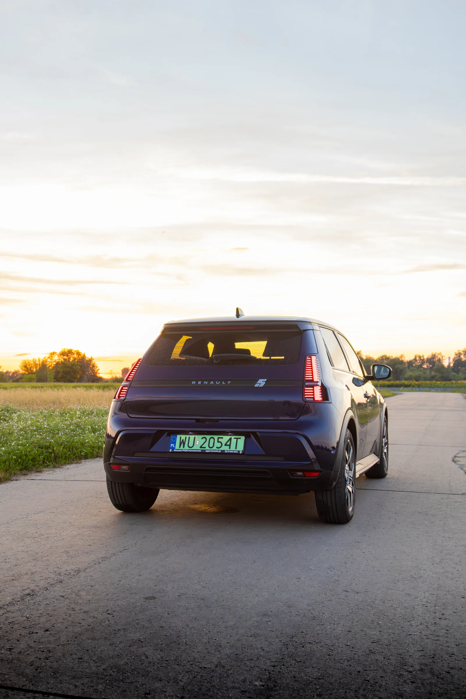 Tył Renault 5 na drodze