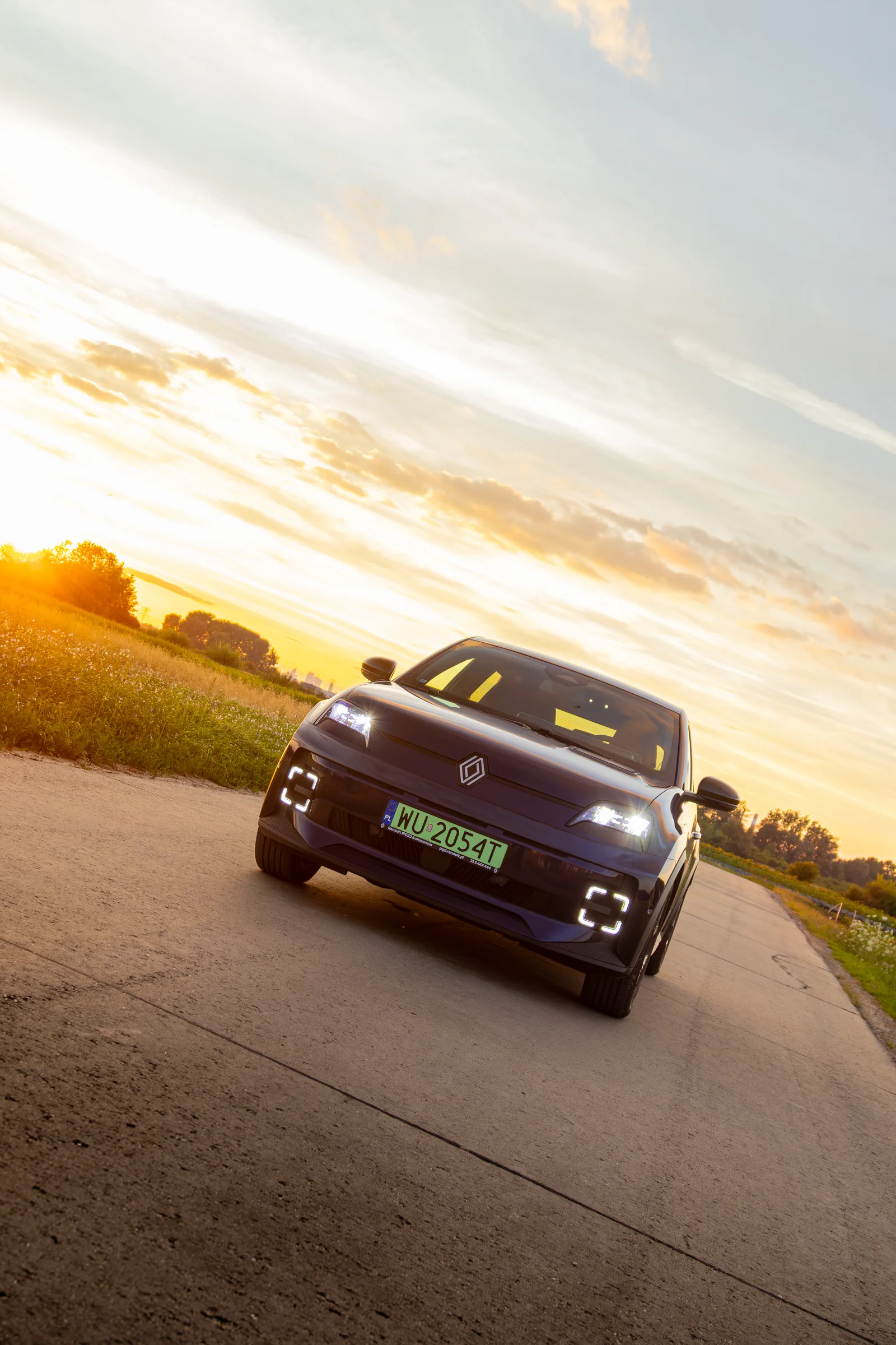 Dynamiczne ujęcie Renault 5 podczas zachodu słońca