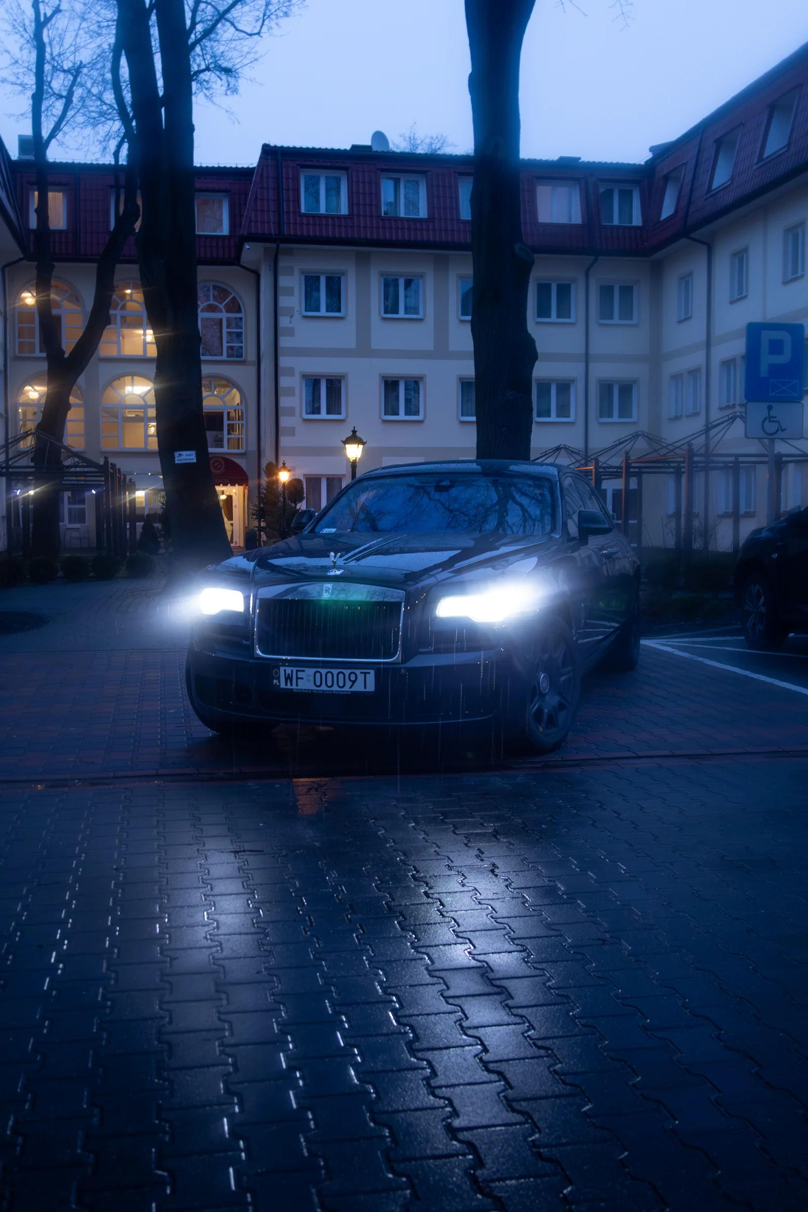 Rolls-Royce fotografowany nocą